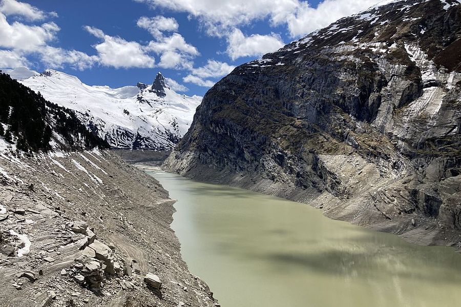 Absaugen von Sedimenten im fast leeren Zervreila Stausee