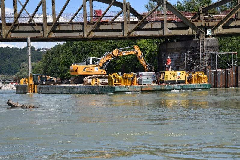 Bagger bei der Arbeit auf einem Ponton an einem Brückenpfeiler in der Aare