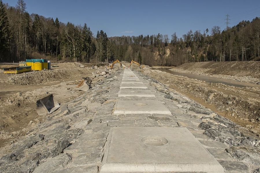 In Beton verlegte Wasserbausteine erlauben ein sicheres Überströmen