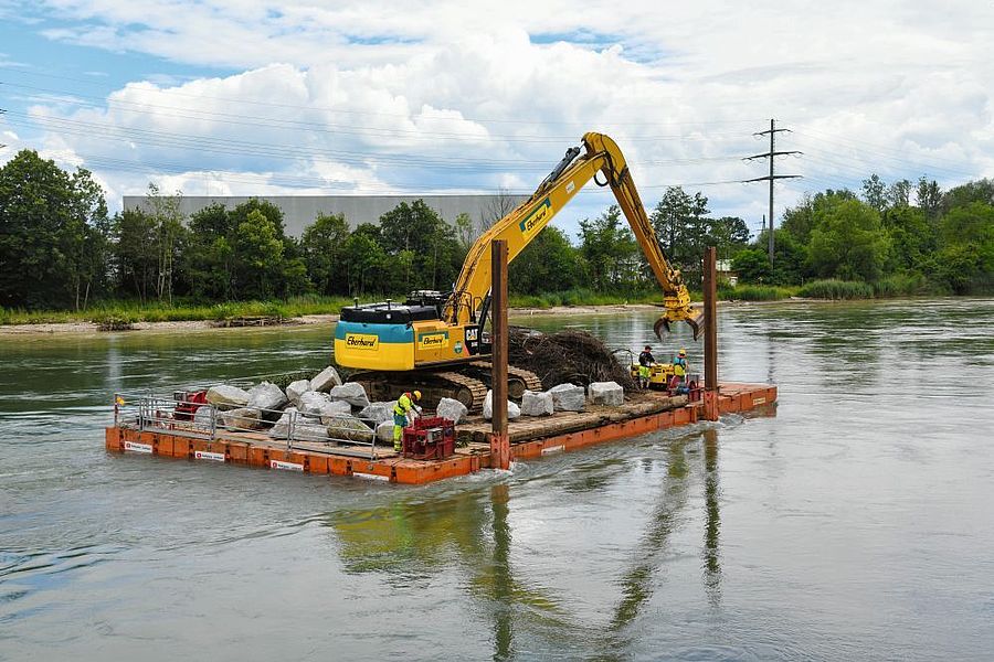 Uferrevitalisierung an der Aare mit Bagger und Ponton