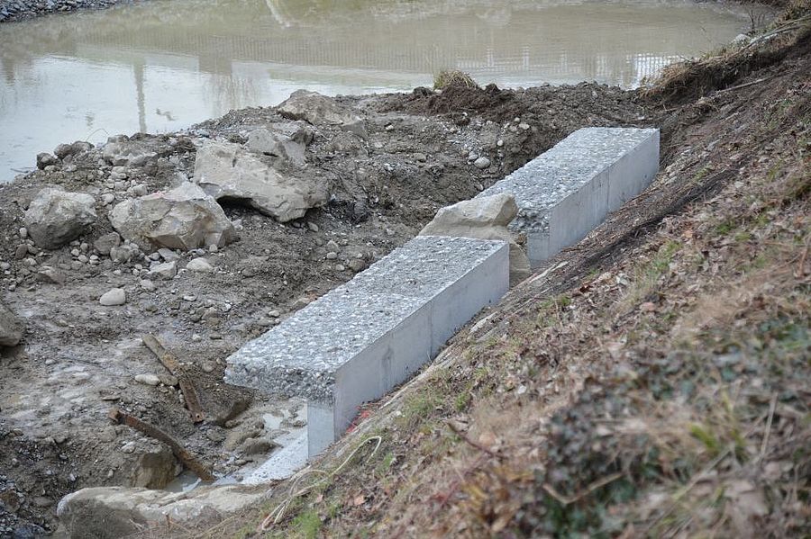 Fertigbetonelemente als Sitzgelegenheiten an der Sihl