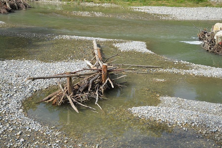 Gewässersohle erstellt mit Holz