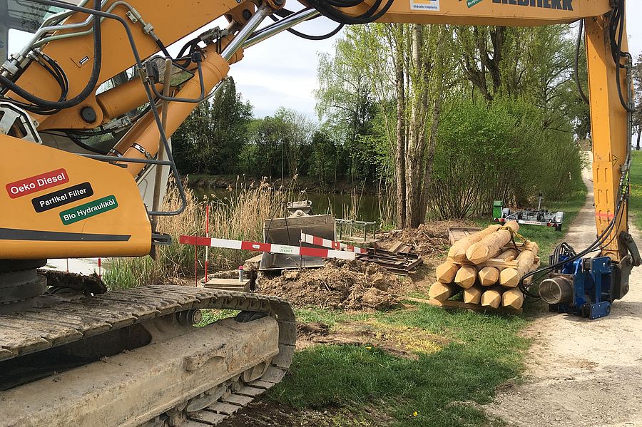 Bagger mit spezieller Rammausrüstung