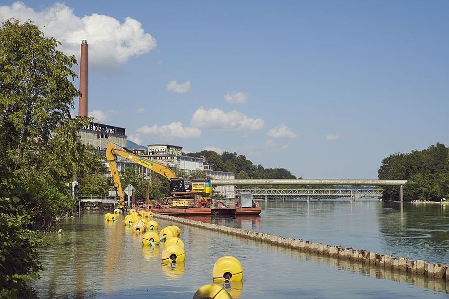 Absaugen von belastetem Schlamm im Uferbereich