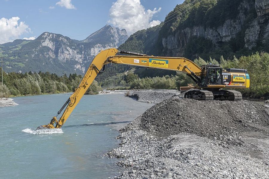 Ausbaggern von Kies und Sand an der Linth