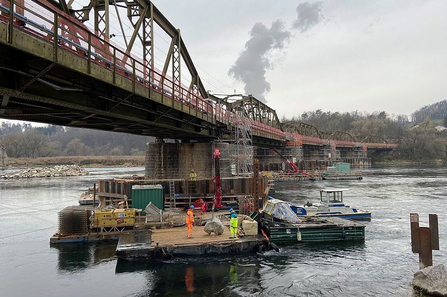 Arbeiten bei Brückenpfeilern im Wasser mittels Installationen auf dem Wasser