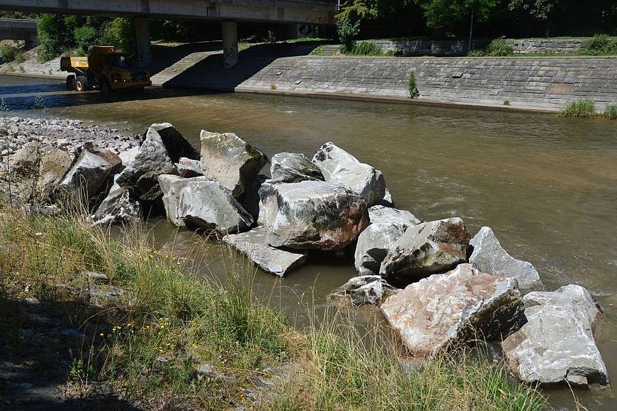 Zwischenlager von Wasserbausteinen in der Wiese bei Basel