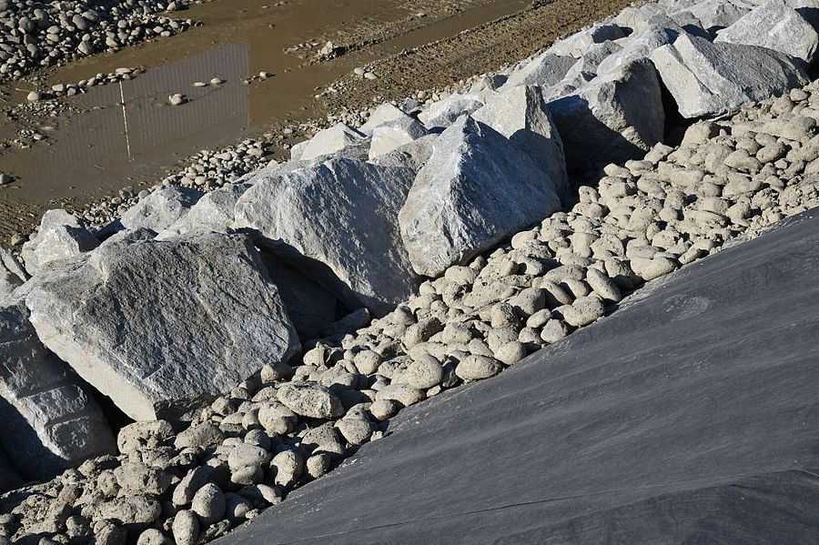 Wasserbausteine bilden eine schöne Uferverbauung