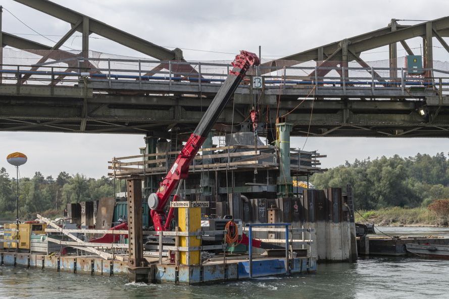 Arbeiten mit Pontons an einem Brückenpfeiler in der Aare