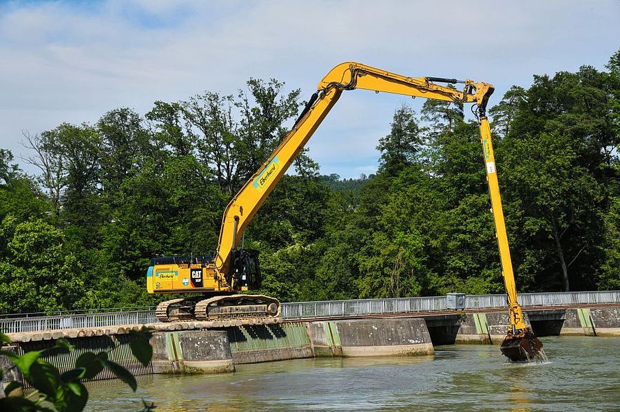 Entfernung einer Auflandung beim AEW Flusskraftwerk in Bremgarten