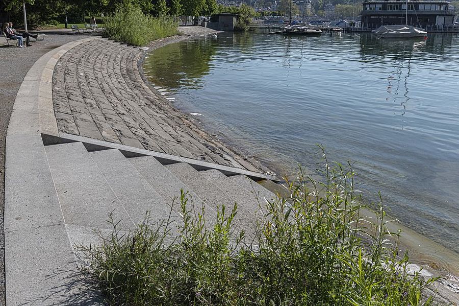 Diese Treppe erleichtert den Zugang zum See