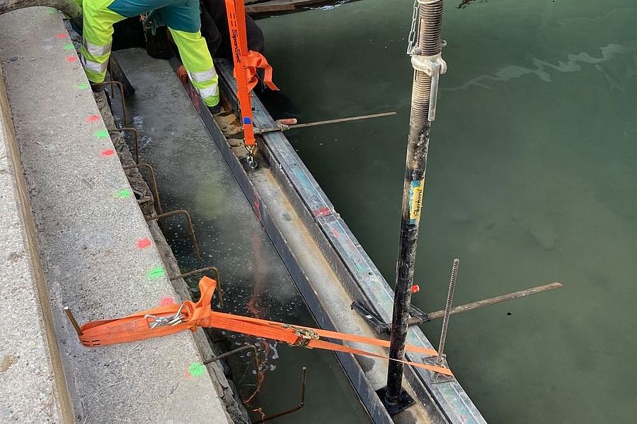 Einbringen von Unterwasserbeton in einem Hafen