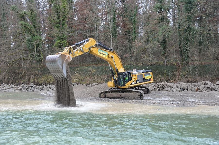 Bagger bei der künstlichen Schüttungen in der Thur