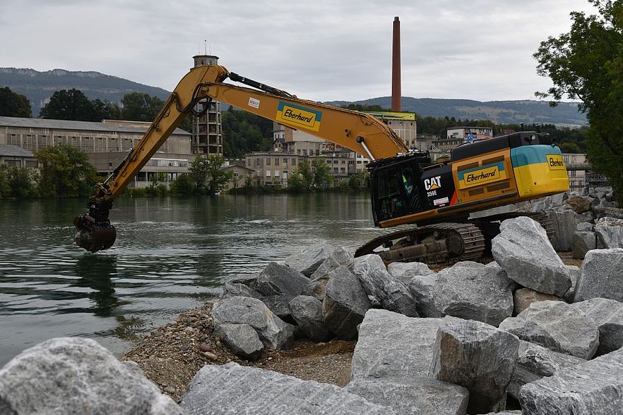 Setzen von Wasserbausteinen zur Strömungsberuhigung in der Aare