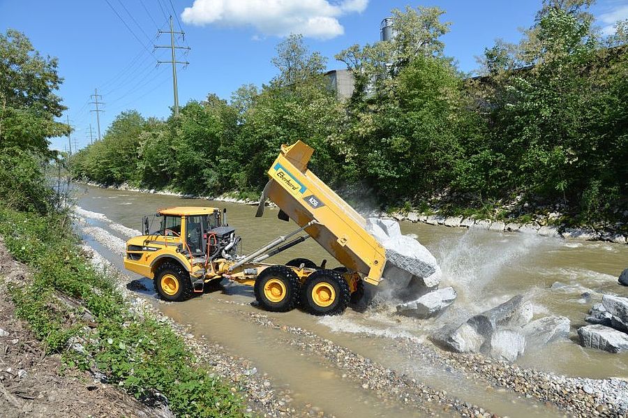 Dumper kippt Blocksteine direkt im Fluss