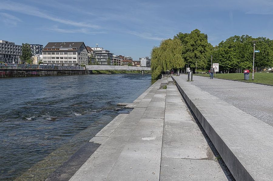 Fertigbetonelemente bieten Sitzgelegenheiten am Ufer