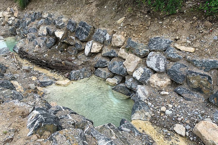 Wasserbausteine für den Bau eines Tosbeckens