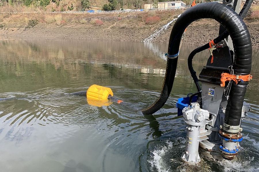 Schwere Baggerpumpe im Einsatz