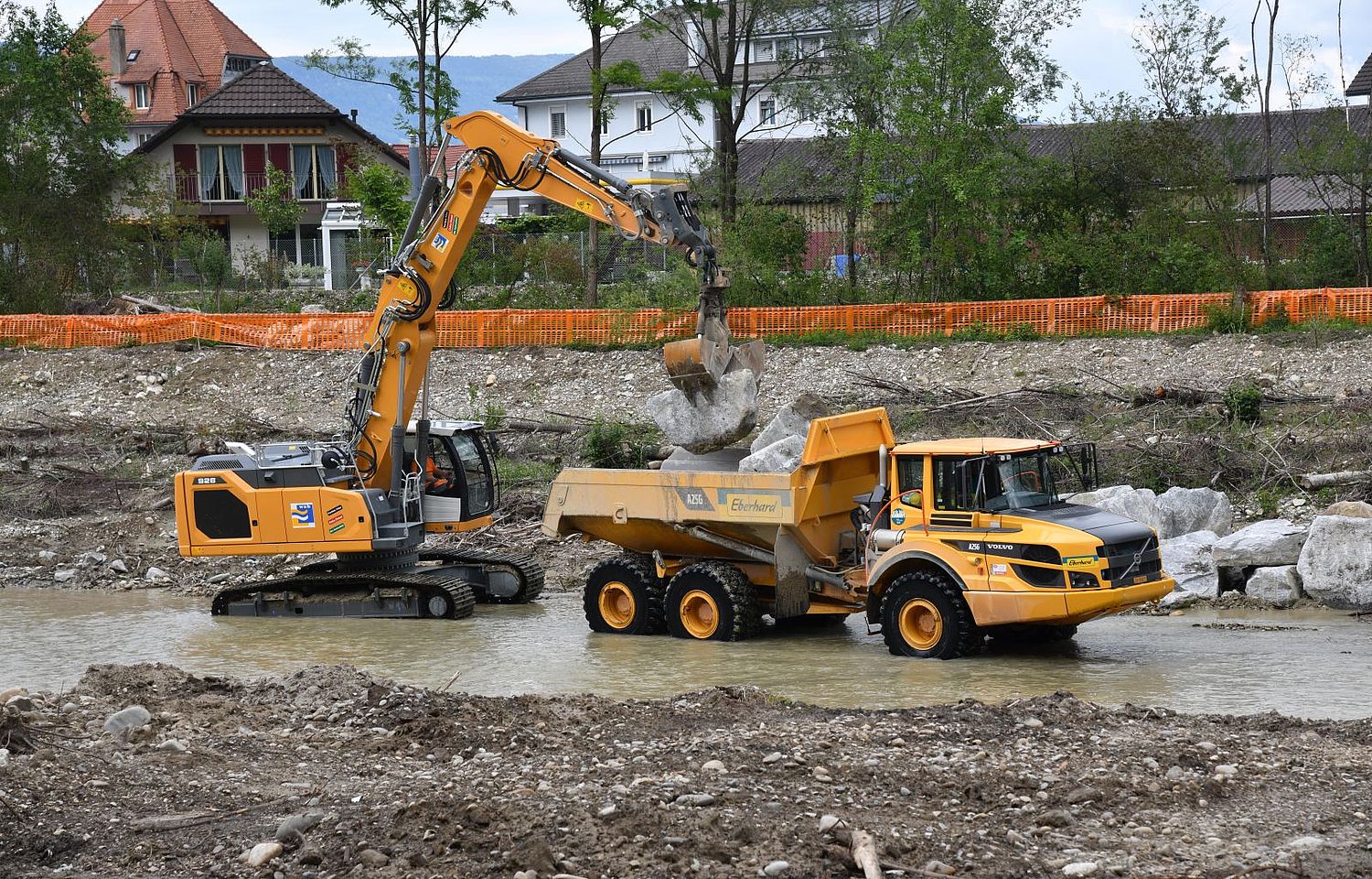 Verlad von Flussbausteinen auf Dumper